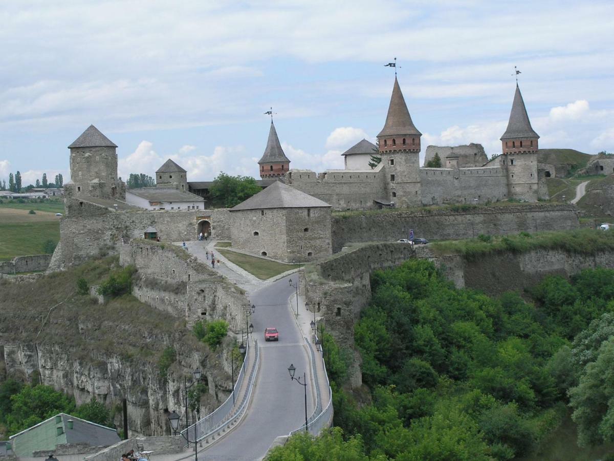 Апартаменты Вероника Kamianets-Podilskyi Exterior foto