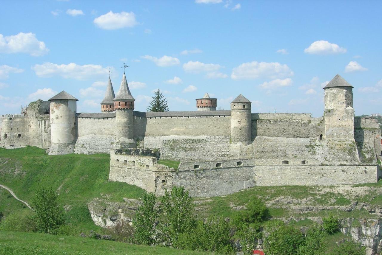 Апартаменты Вероника Kamianets-Podilskyi Exterior foto